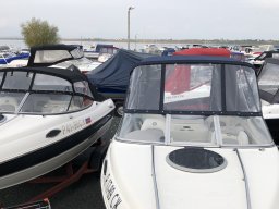 STINGRAY-195cs ( слева такой-же катер со штатными дугами и тентом)